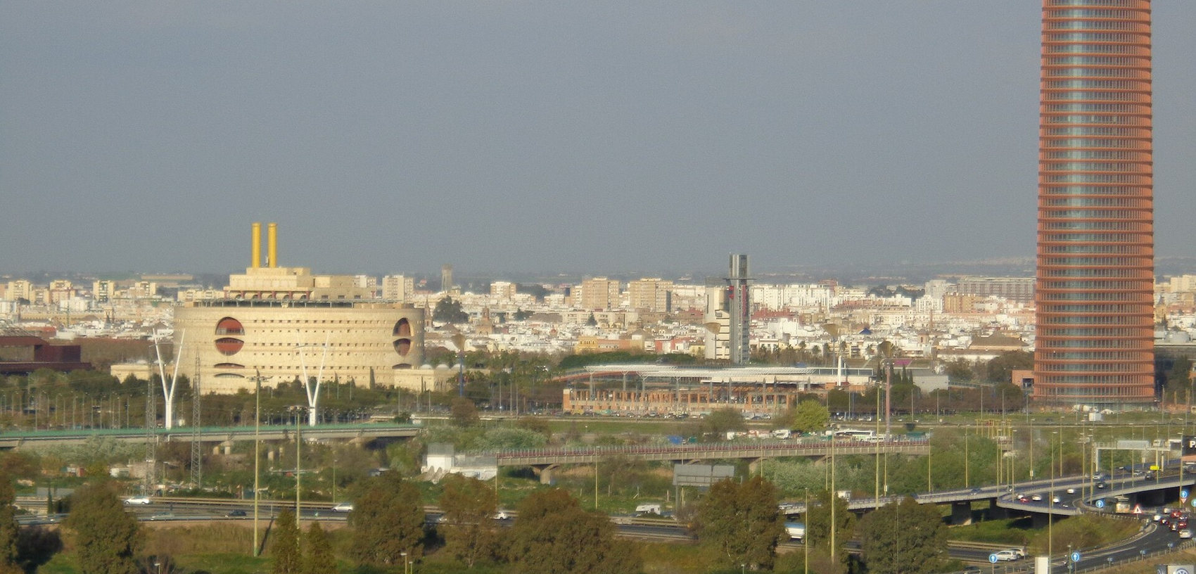Imagen 2. Sevilla desde Castilleja de la Cuesta, en lo alto de la cornisa del Aljarafe. A los pies del escarpe se extiende la vega, con la Torre Sevilla a la derecha.