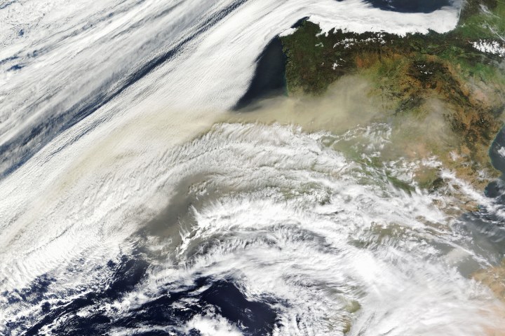 Intrusión de polvo sahariano («calima») sobre la península ibérica el 22 de marzo de 2024, captada por el sensor MODIS del satélite Terra. Un episodio así solo puede motivar avisos