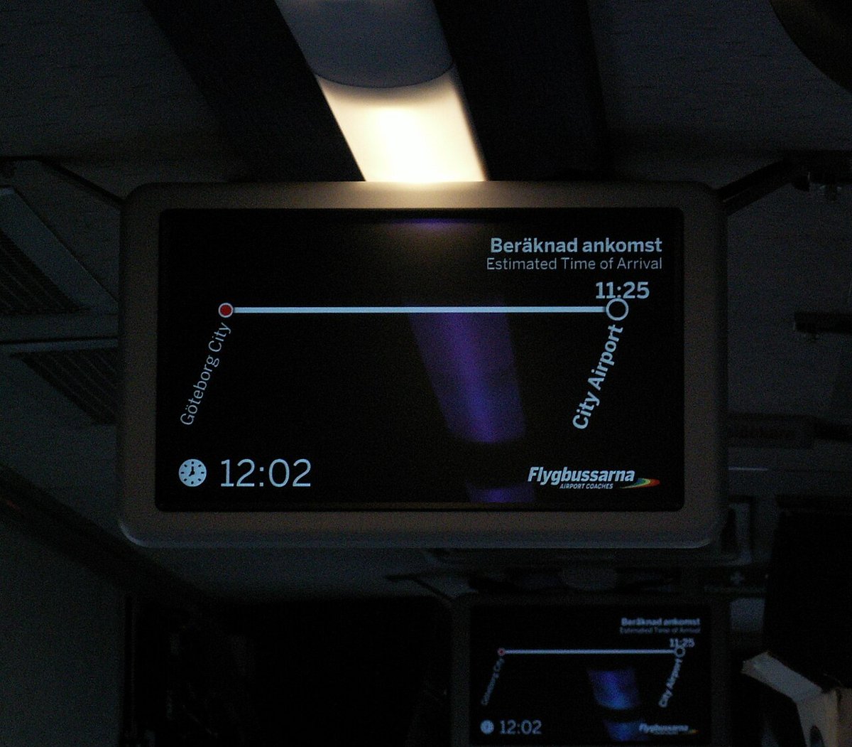 <em>Figura 0.1 · Pantalla de un autobús del aeropuerto de Gotemburgo el 27 de octubre de 2013, horas después del cambio de hora: el reloj no se actualizó y el vehículo parece llegar antes de