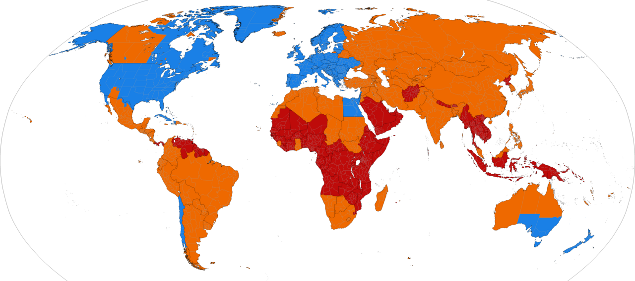<em>Figura 3.1 · Uso del horario de verano en el mundo. Azul: se aplica; naranja: se aplicó y se abandonó; rojo: nunca se ha aplicado. Mapa: </em><a href="https://commons.wikimedia.org/wiki/
