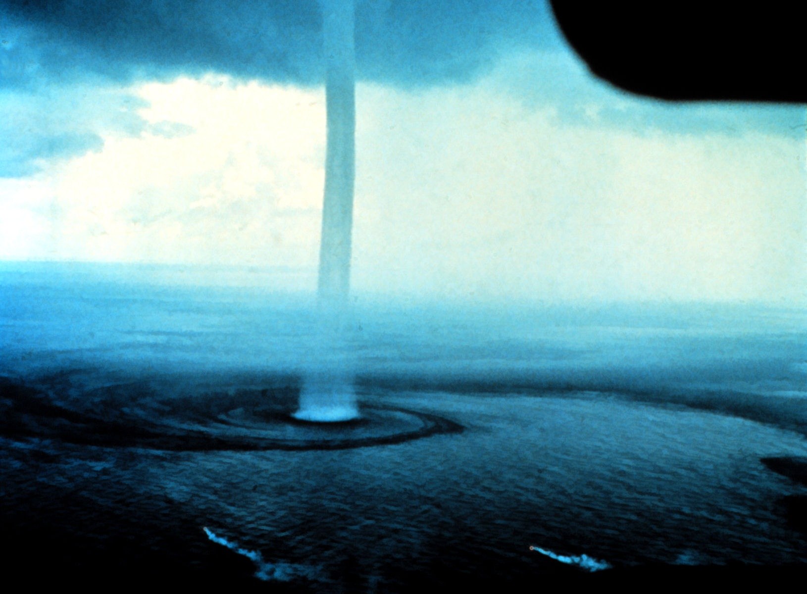 Tromba marina madura frente a los cayos de Florida (EE. UU.). Se aprecian el embudo nuboso completo y, en su base, el anillo de espuma que levanta la circulación sobre el agua, correspondientes a las