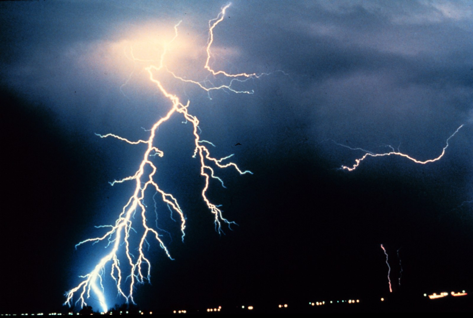 Descarga nube-tierra con múltiples ramificaciones, característica de un líder escalonado que se ramifica en su avance hacia el suelo. Foto: C. Clark, NOAA Photo Library. Dominio público, vía Wikimedia