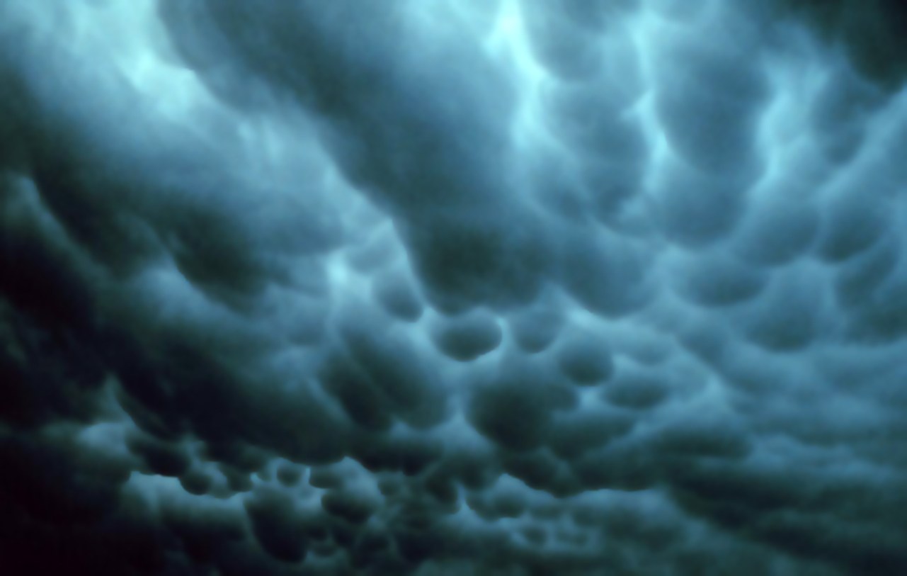 Mamma en la base del yunque de una tormenta en Tulsa (Oklahoma, EE. UU.), 2 de junio de 1973. Estas protuberancias colgantes se forman por el hundimiento de aire cargado de hidrometeoros que se enfría