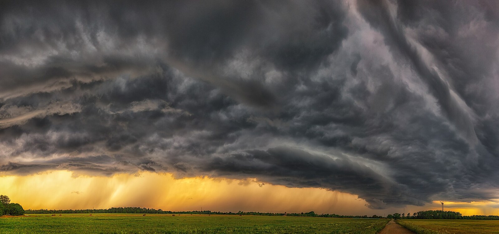 Nube de plataforma (arcus) en Varbla (Estonia). Marca el borde delantero del frente de racha, donde el aire frío de la corriente descendente levanta el aire cálido y húmedo del entorno. Foto: Kristian