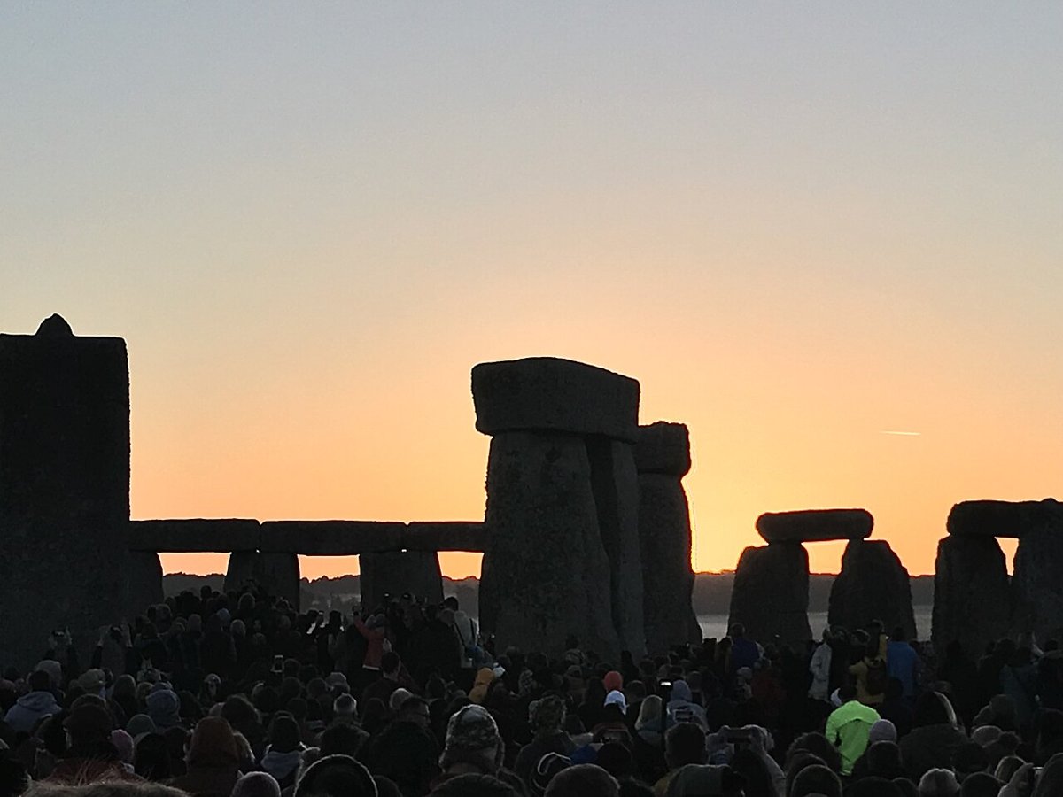 Figura 0.1 · Amanecer del 21 de junio de 2019 en Stonehenge (Reino Unido). El monumento, levantado hace unos 4.500 años, está alineado con la salida del sol en el solsticio de verano y con s