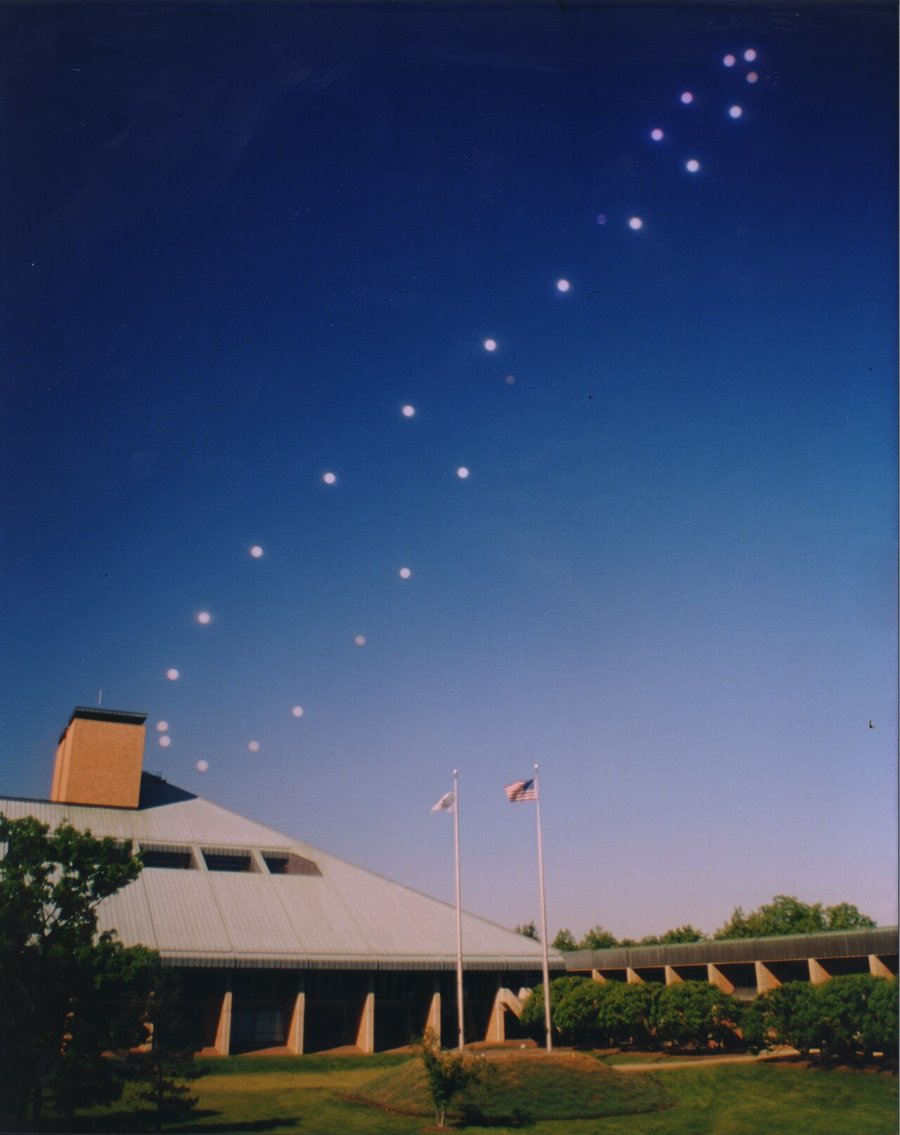 Figura 6.2 · Analema fotografiado en 1998–1999 desde los Laboratorios Bell en Murray Hill (Nueva Jersey, EE. UU.), con una exposición a la misma hora cada pocas semanas. Foto: Jfishburn, CC