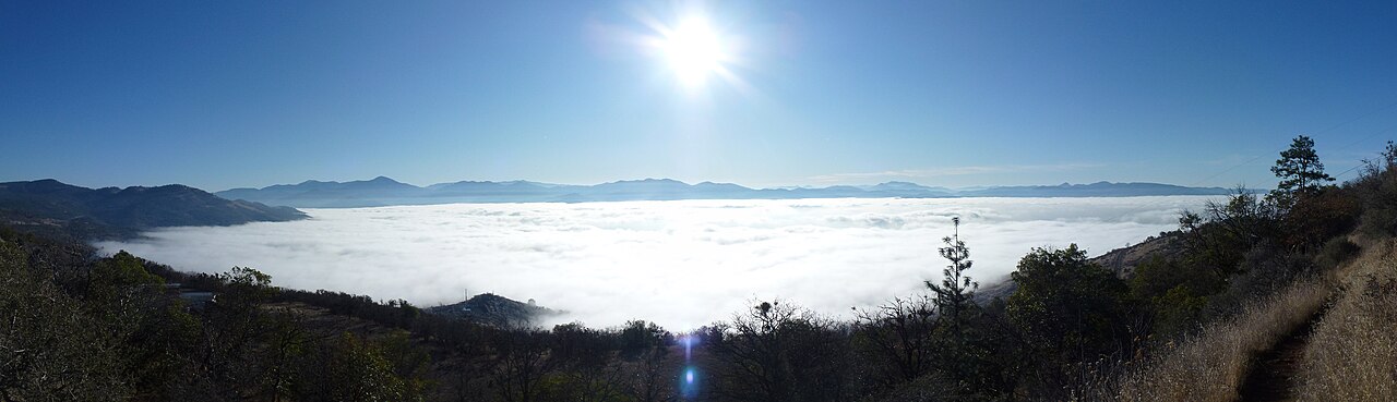 Valle del Rogue en Oregón, cubierto por niebla bajo una inversión térmica