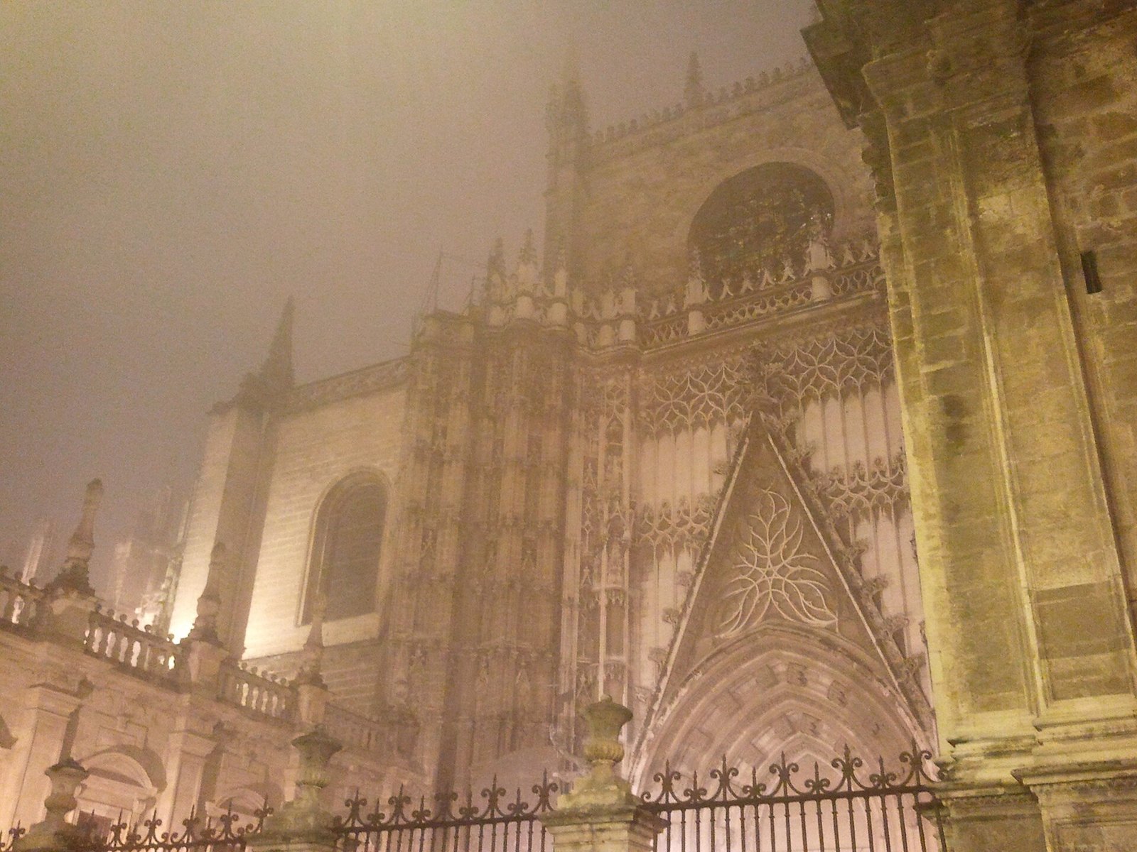 La catedral de Sevilla en una noche de niebla, noviembre de 2010. Foto: Ana Rey, CC BY-SA 2.0, vía Wikimedia Commons.