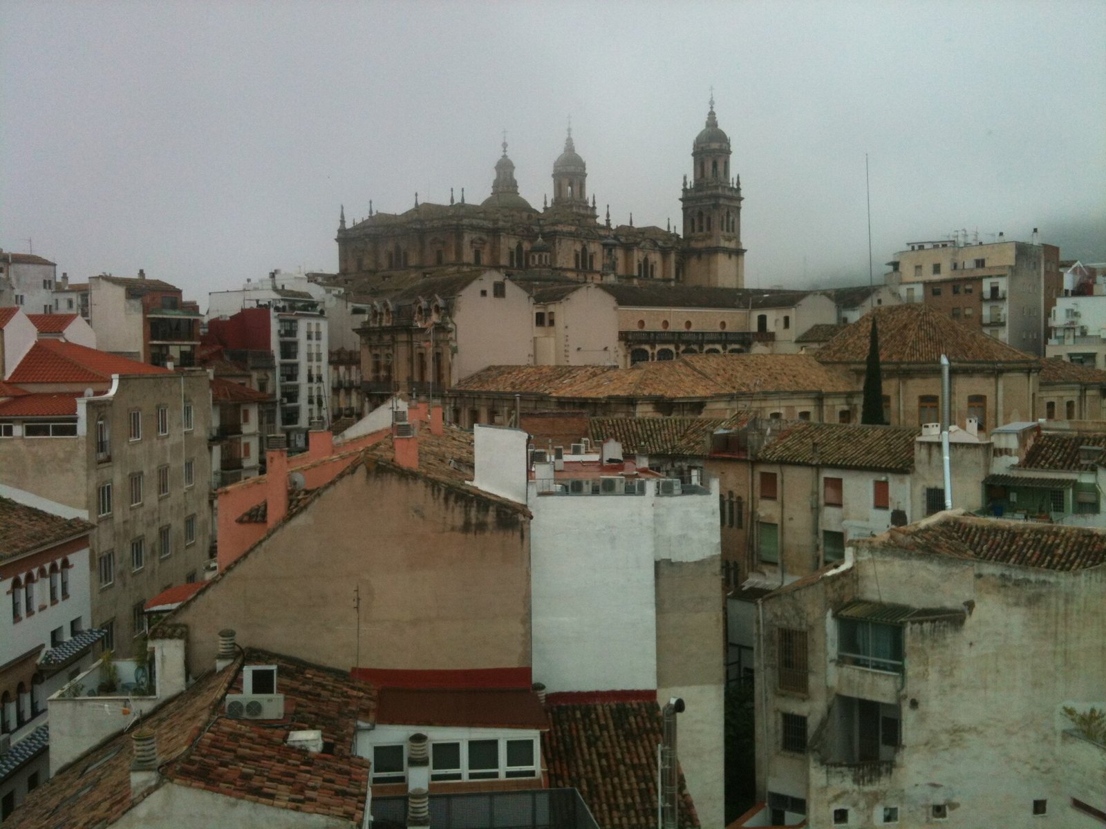 Jaén, 30 de noviembre de 2014: niebla y nubes bajas difuminan la catedral y las laderas que cierran la ciudad. Foto: Macarrones, CC BY-SA 4.0, vía Wikimedia Commons.