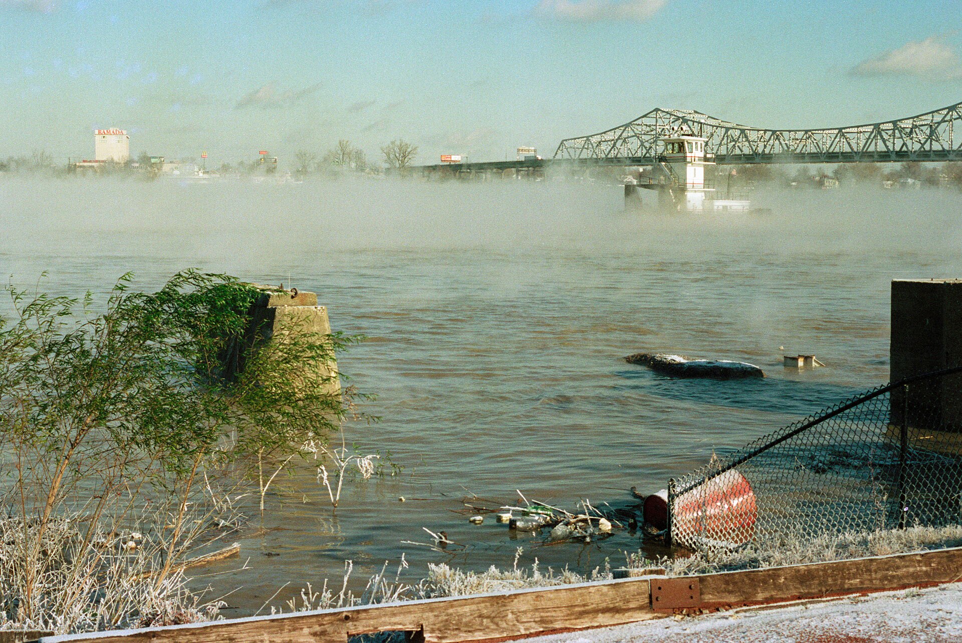 Niebla de evaporación sobre el río Ohio en una mañana helada, diciembre de 1990: el agua, más templada que el aire, «humea». Foto: William Alden, CC BY-SA 2.0, vía Wikimedia Commons.