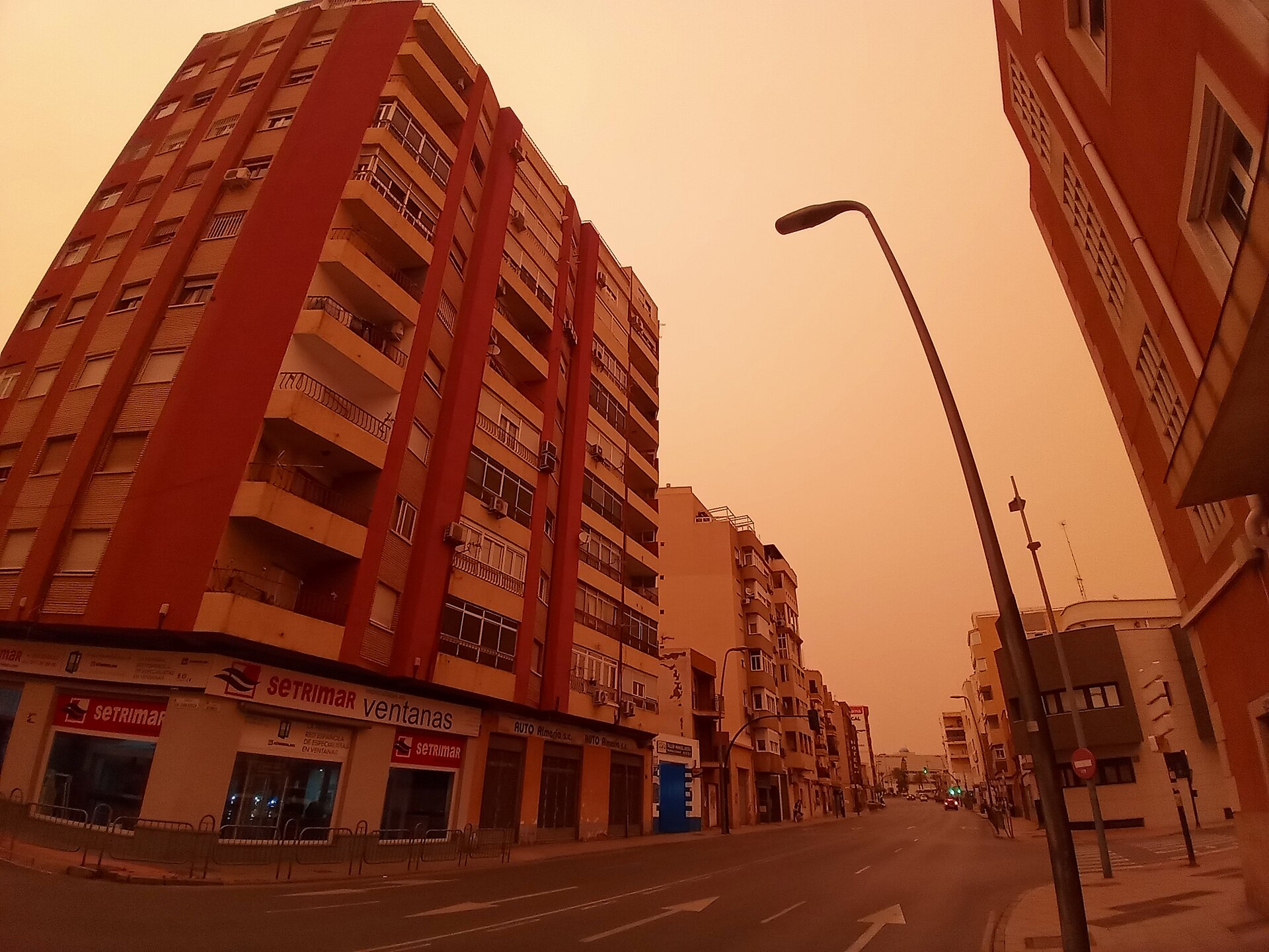 Calima por polvo sahariano en Almería el 14 de marzo de 2022, uno de los episodios más intensos de las últimas décadas en el sur peninsular. Foto: Eduardo Milla, CC BY-SA 4.0, vía Wikimedia Commons.