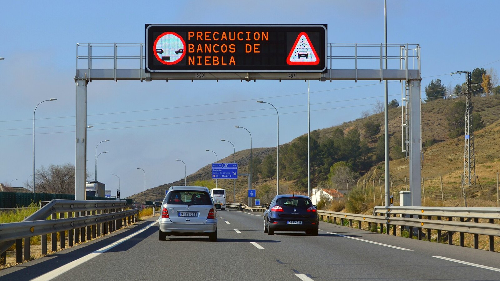 Panel de mensaje variable con el aviso «Precaución, bancos de niebla» en un viaje Madrid-Córdoba-Cádiz, marzo de 2016. Foto: Emilio J. Rodríguez Posada, CC BY-SA 2.0, vía Wikimedia Commons.
