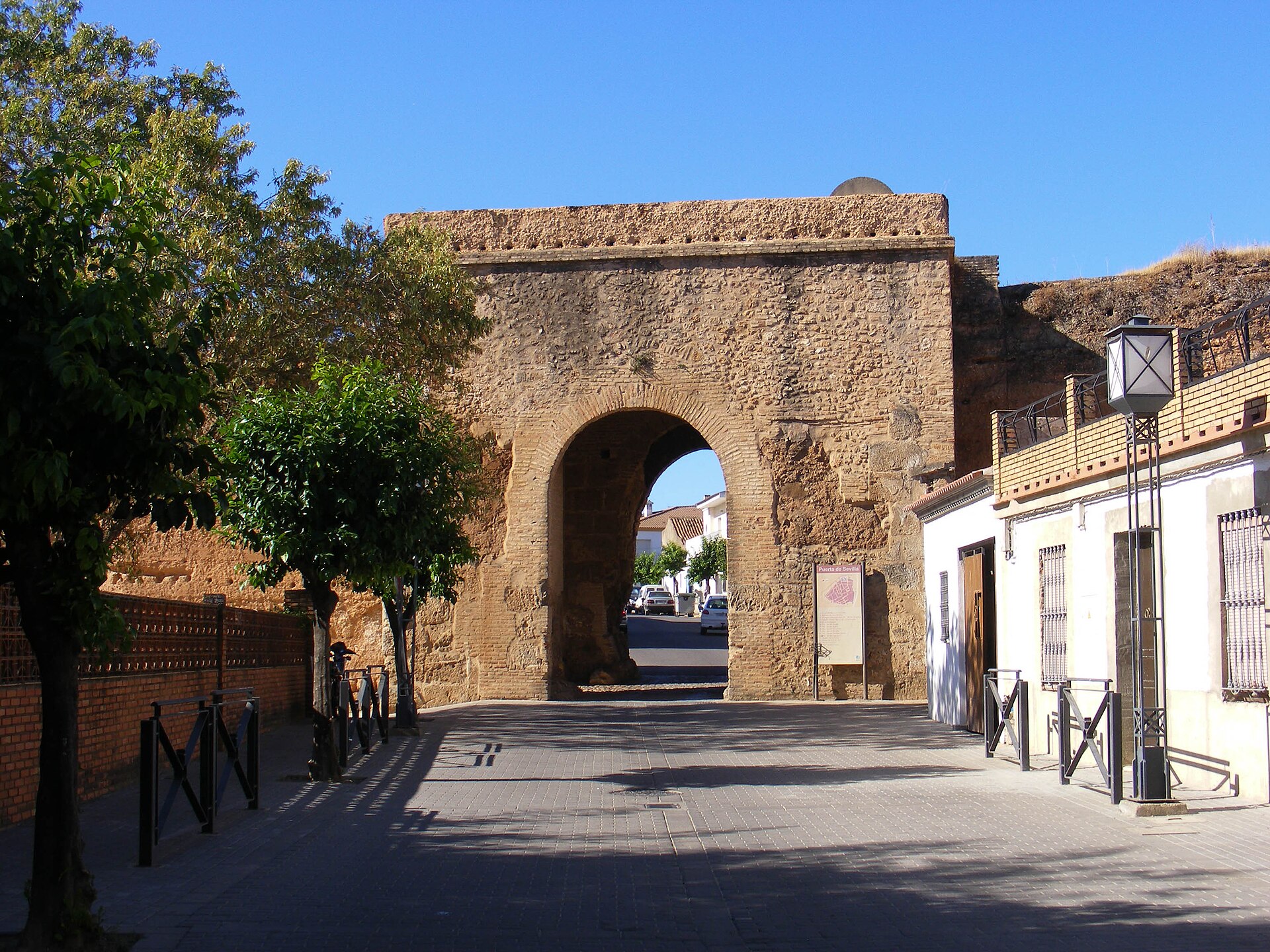 Puerta de Sevilla de la muralla de Niebla (Huelva), a pleno sol: el nombre de la villa no tiene que ver con el fenómeno. Foto: Álvaro Berc, CC BY 2.0, vía Wikimedia Commons.